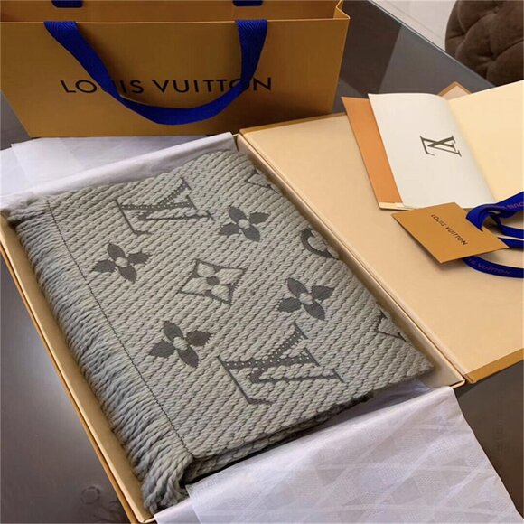 😛Louis Vuitton scarf with box😛 - Picture 2 of 8